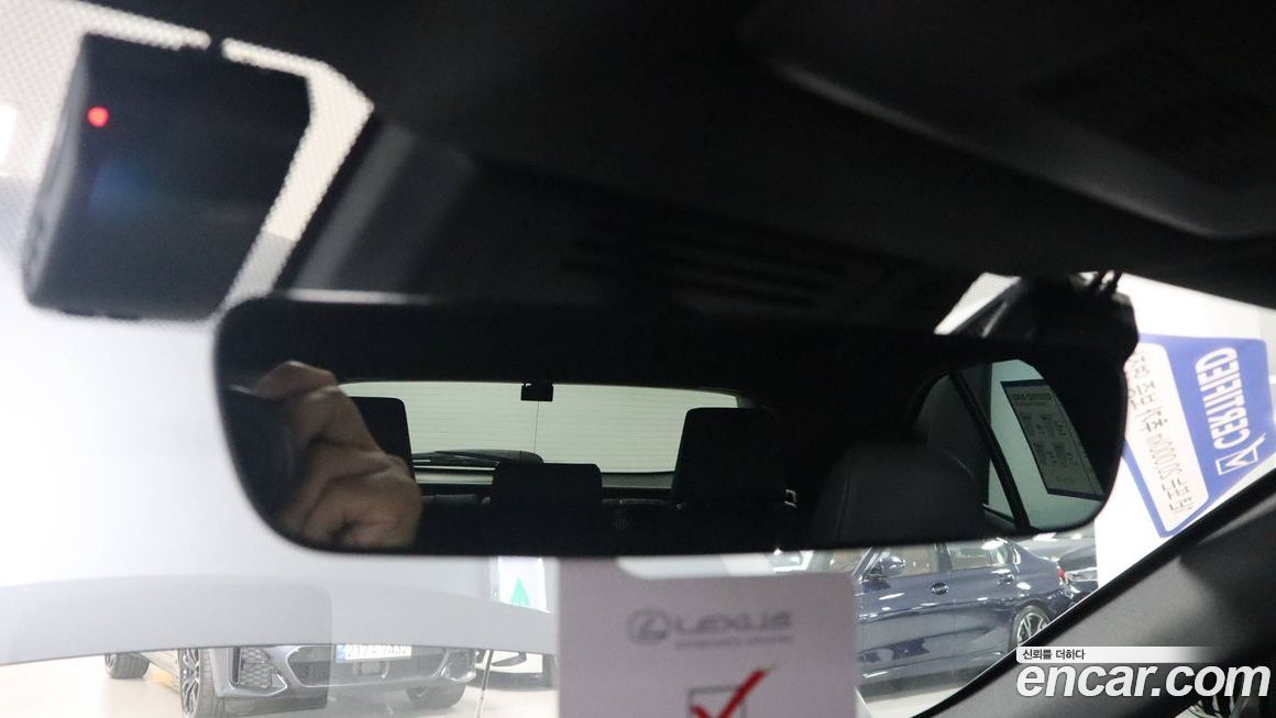 Lexus UX 2025
