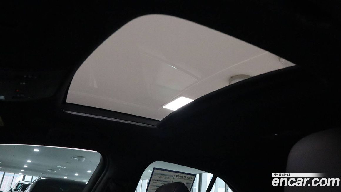 Lexus UX 2025