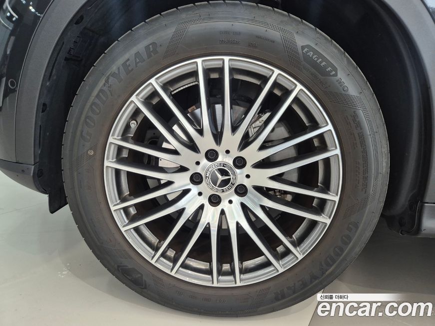 Mercedes-Benz GLC-Class 2025