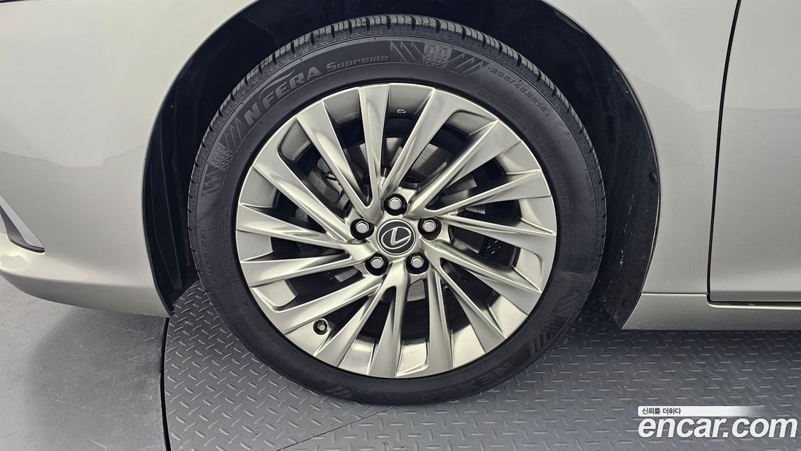Lexus ES 2019