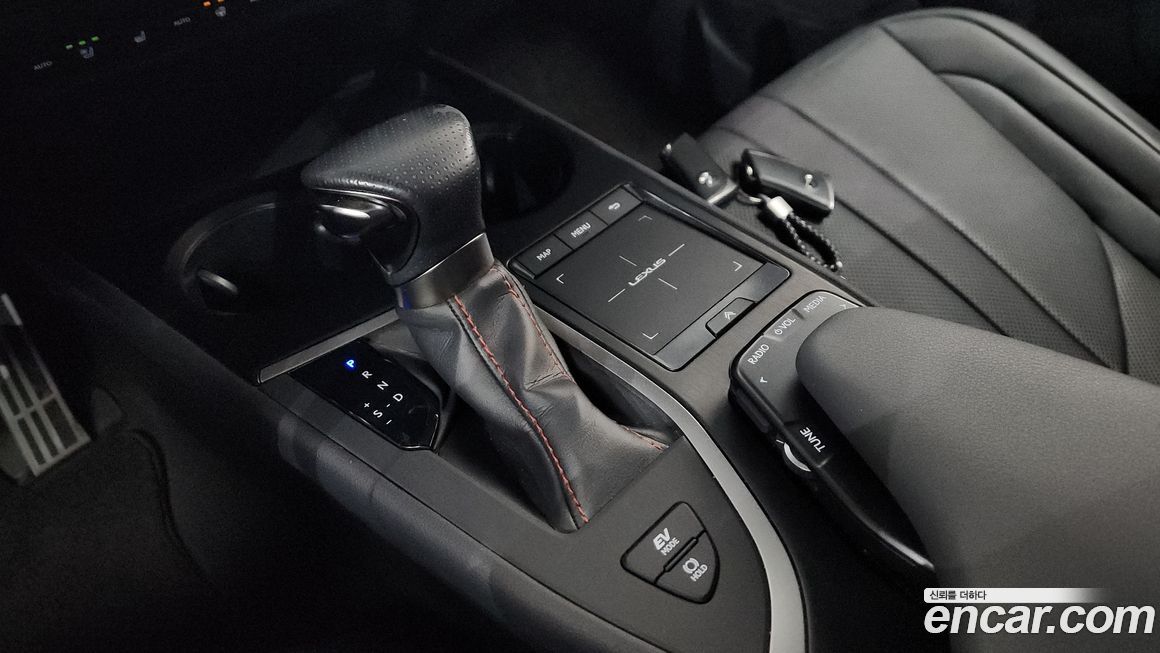 Lexus UX 2021