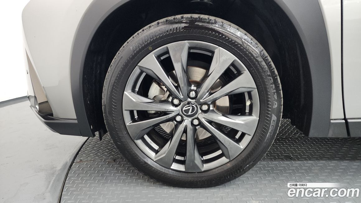 Lexus UX 2021