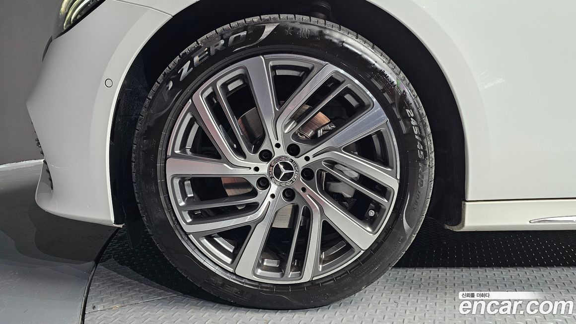 Mercedes-Benz E-Class 2024