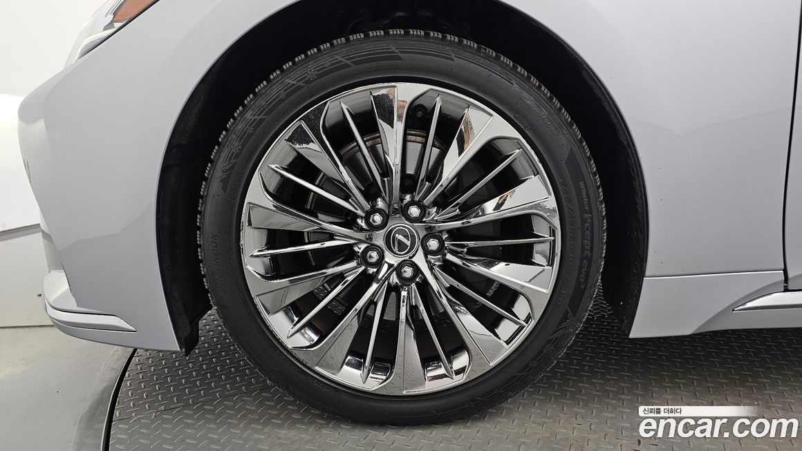 Lexus LS 2023