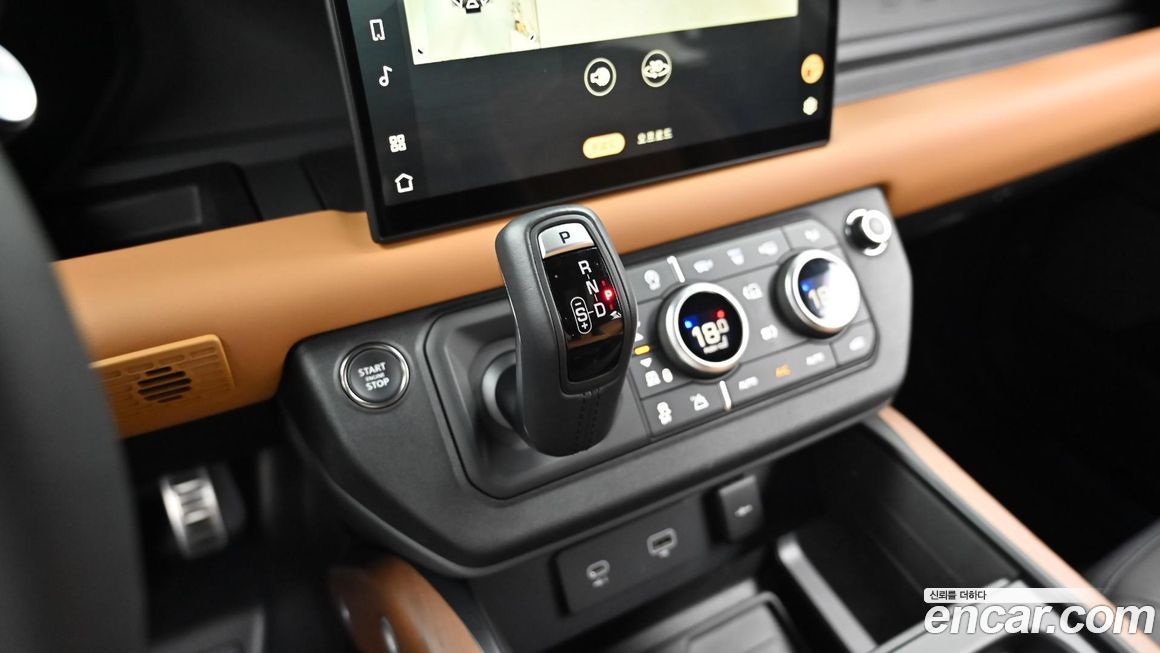 Land Rover Defender 2024