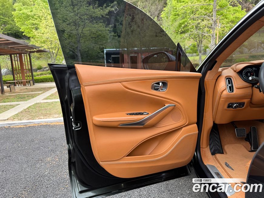 Astonmartin DBX 2021