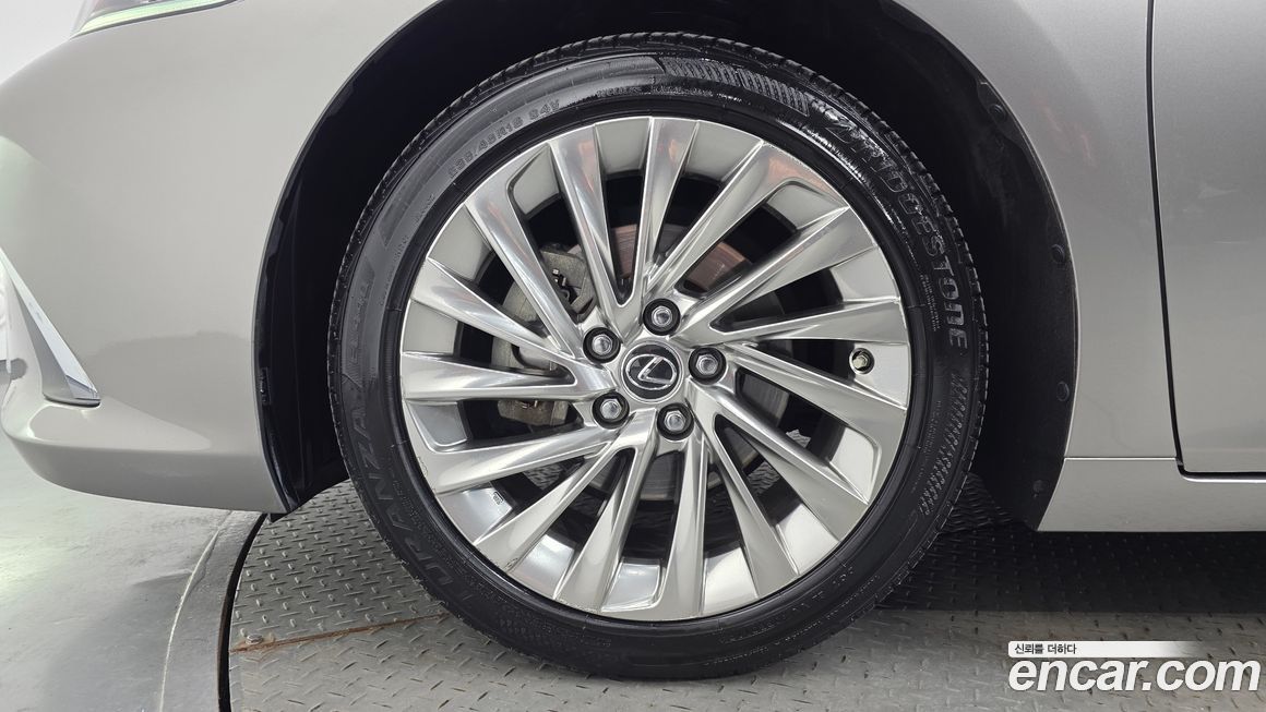 Lexus ES 2019