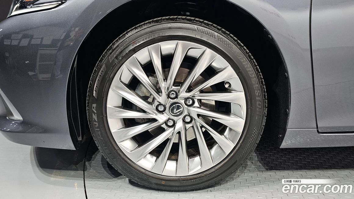 Lexus ES 2025
