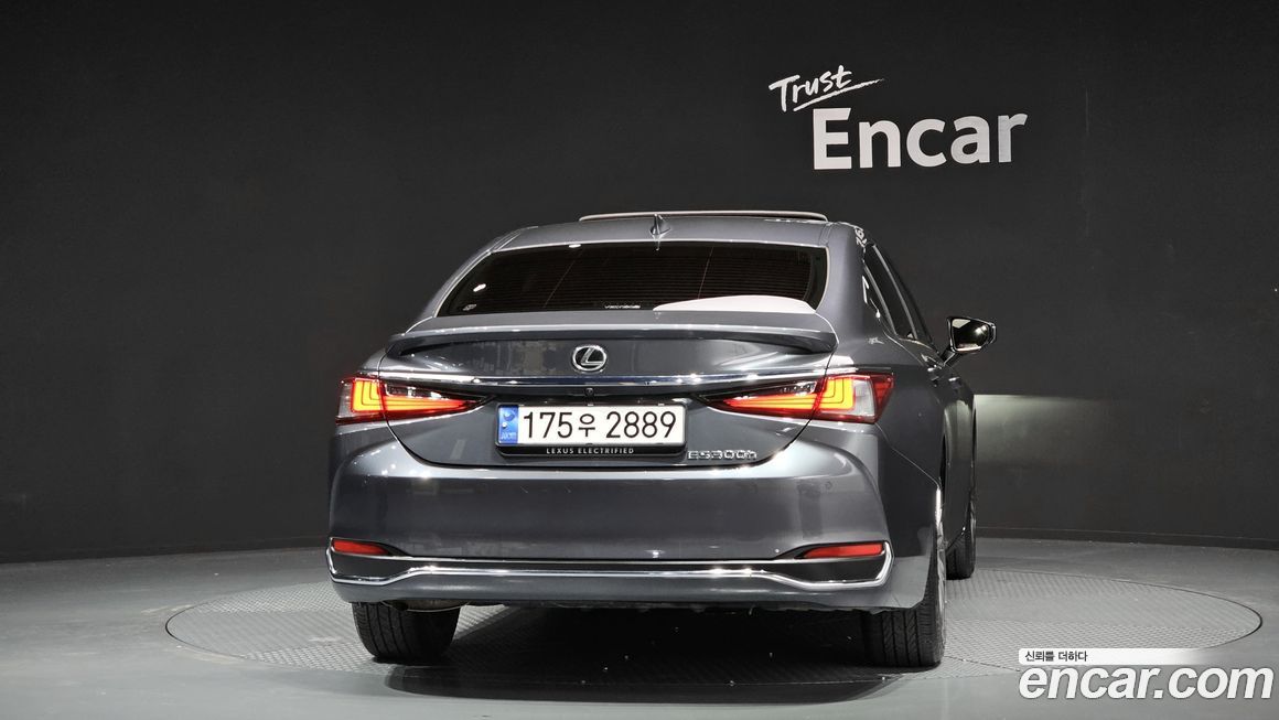 Lexus ES 2025