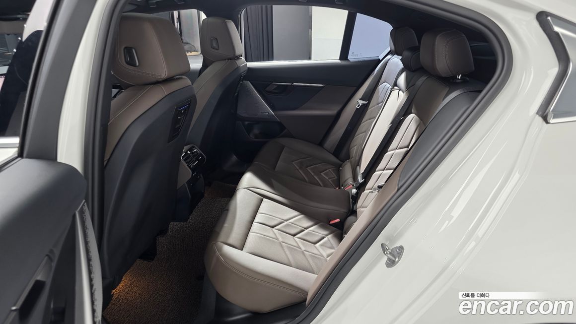 BMW 5-Series 2024