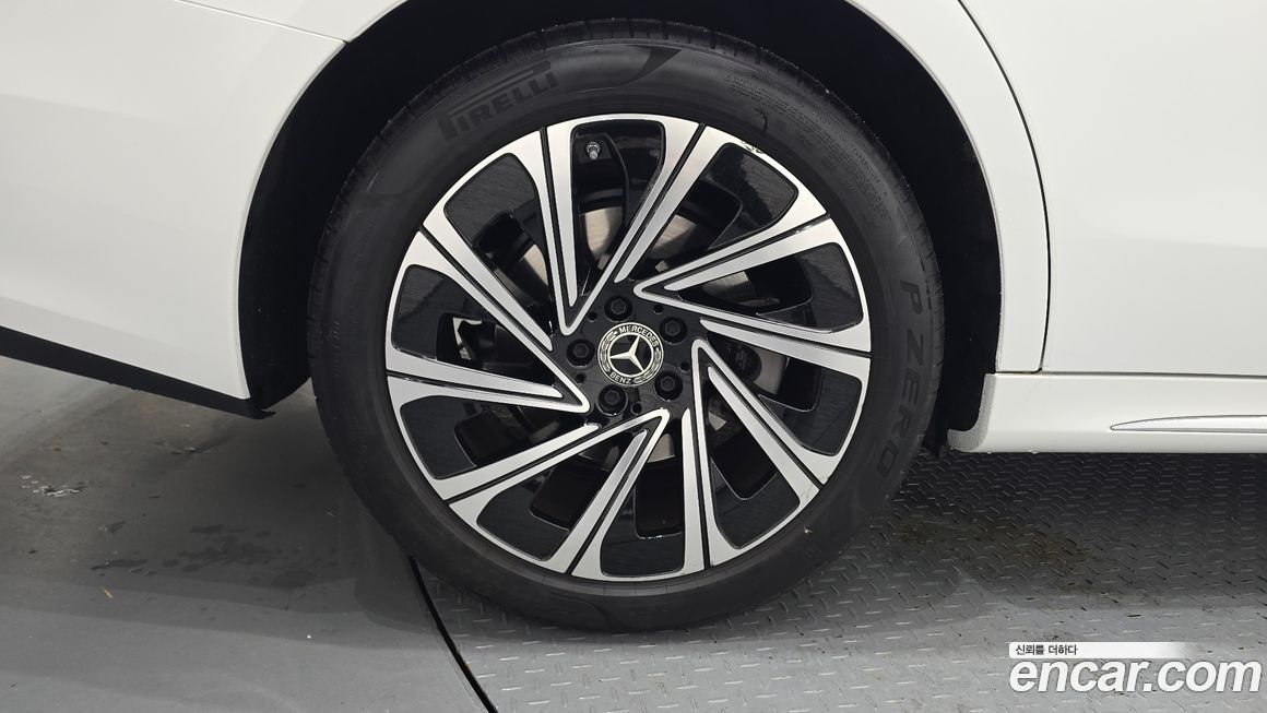 Mercedes-Benz E-Class 2024