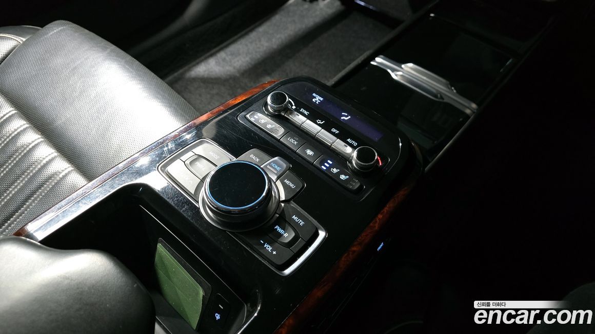 Genesis EQ900 2017