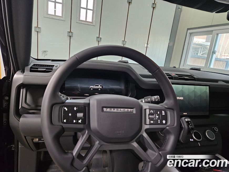 Land Rover Defender 2025