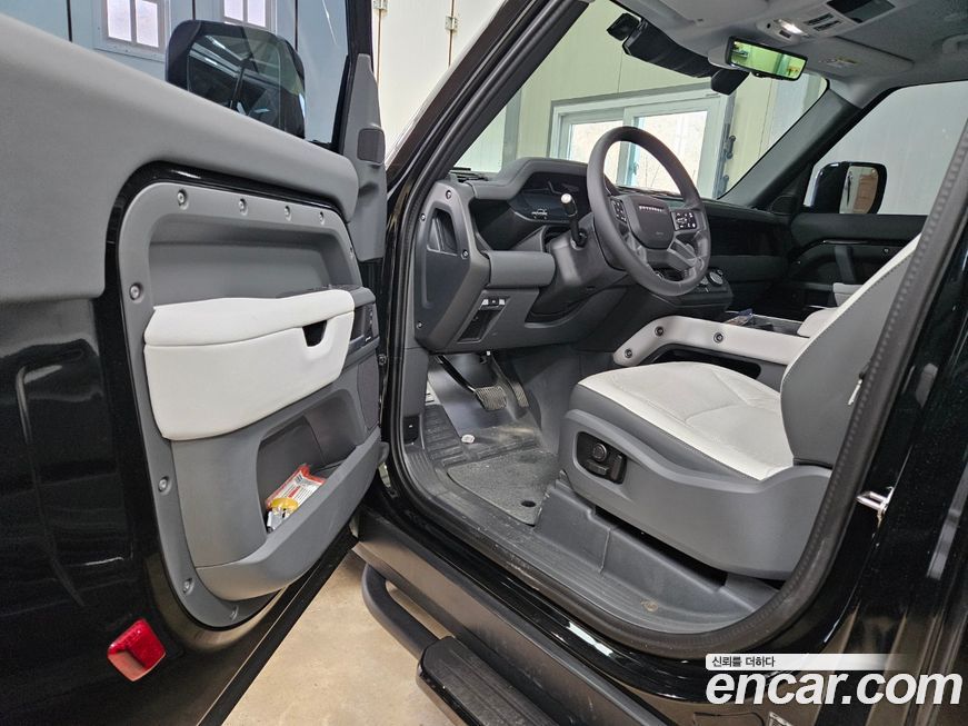 Land Rover Defender 2025