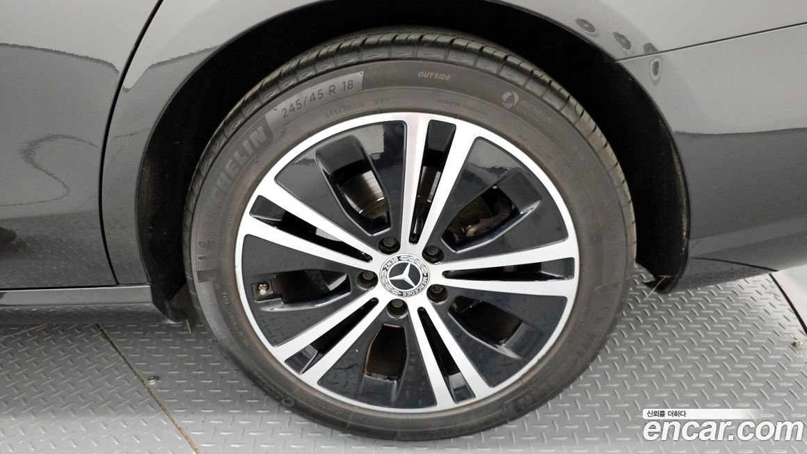 Mercedes-Benz E-Class 2021