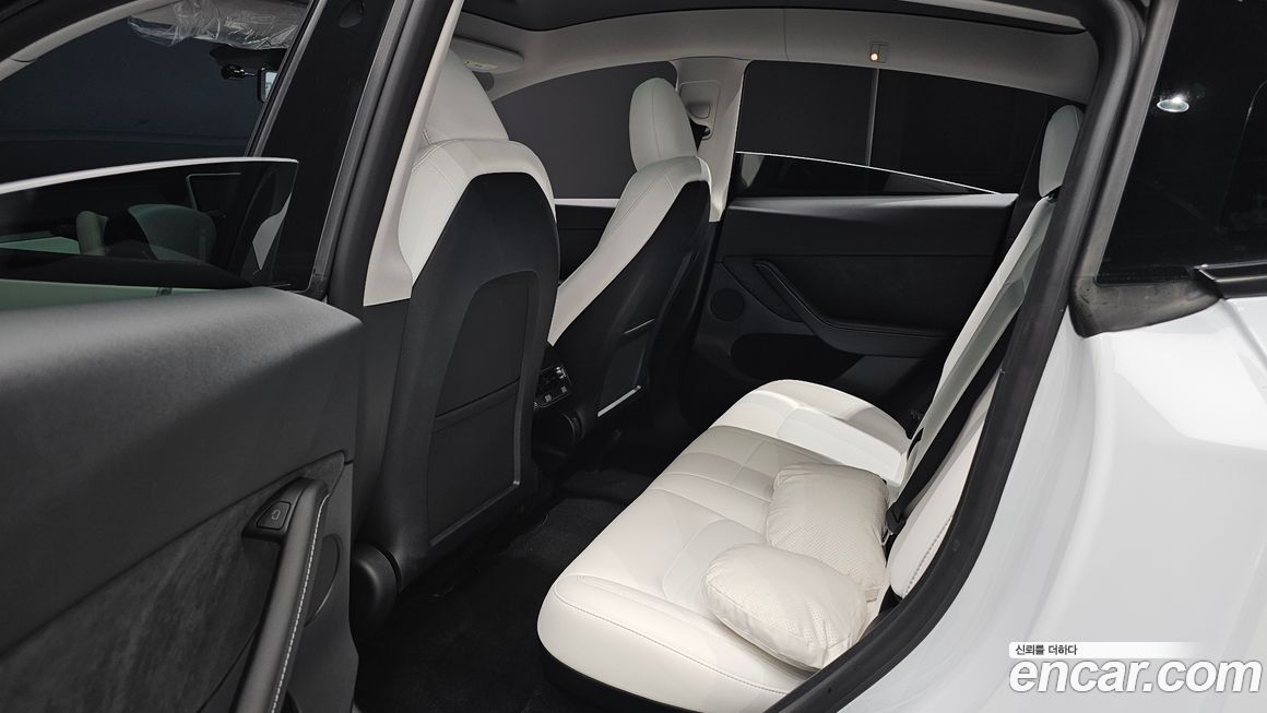 Tesla Model Y 2024