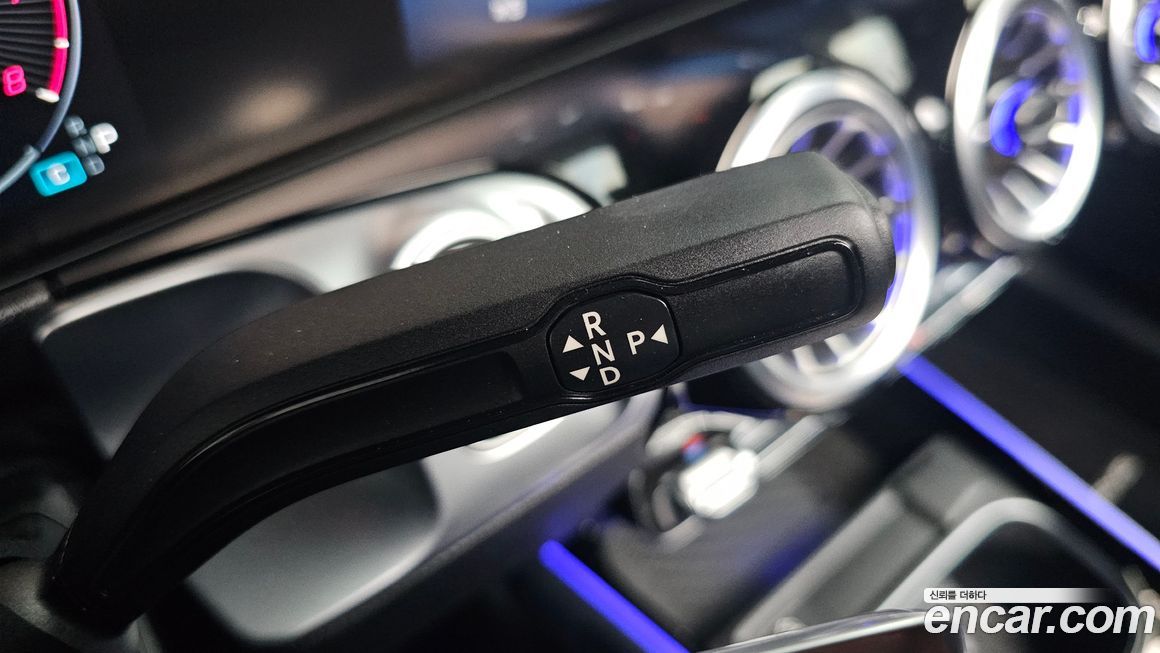 Mercedes-Benz GLB-Class 2025