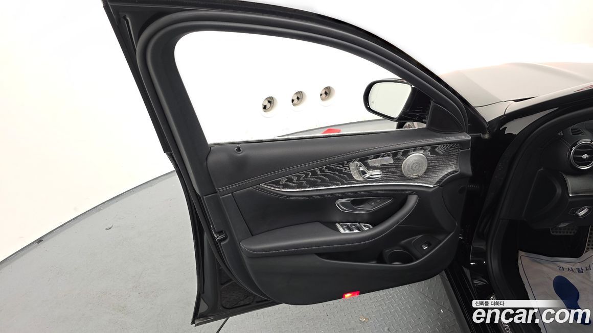 Mercedes-Benz E-Class 2022