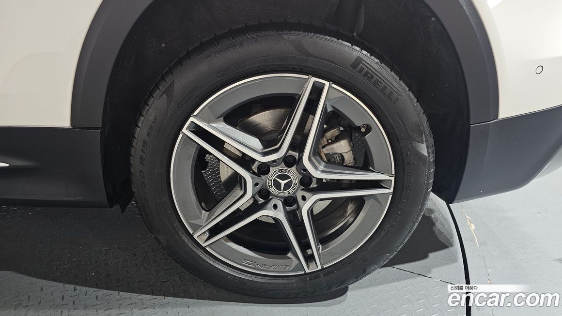 Mercedes-Benz GLB-Class 2025