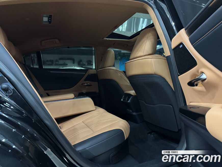 Lexus ES 2025