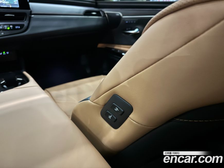 Lexus ES 2025