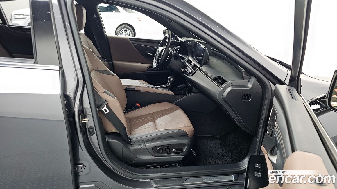 Lexus ES 2022