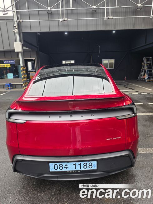 Tesla Model Y 2025