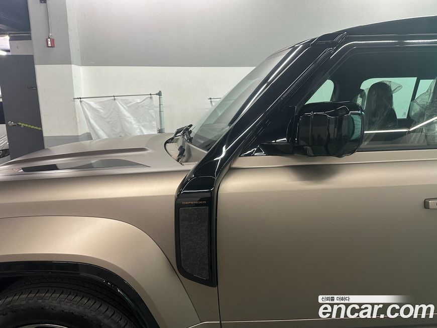 Land Rover Defender 2025