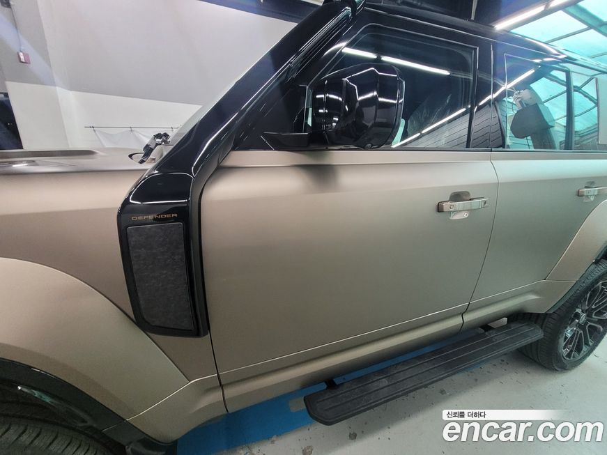 Land Rover Defender 2025