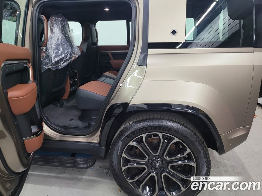 Land Rover Defender 2025