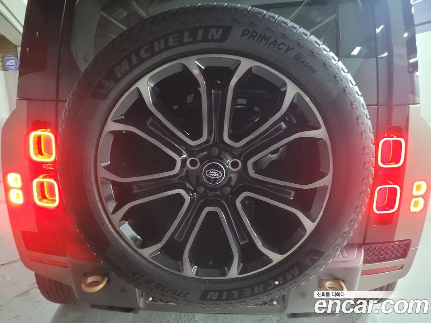 Land Rover Defender 2025