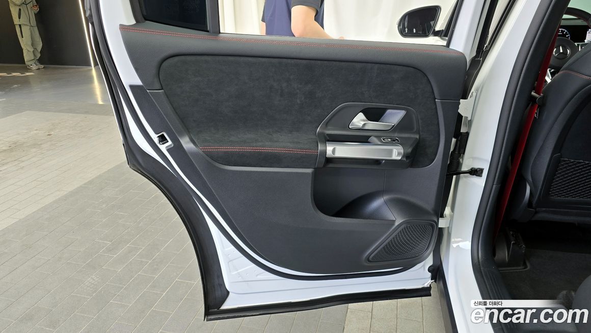 Mercedes-Benz GLB-Class 2023