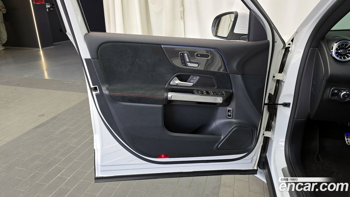 Mercedes-Benz GLB-Class 2023