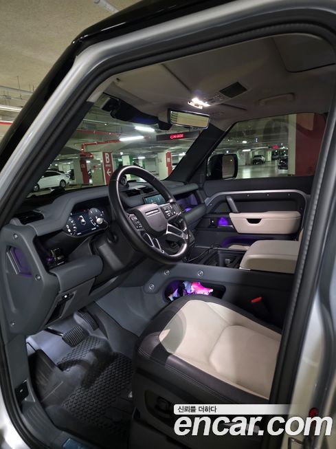 Land Rover Defender 2024