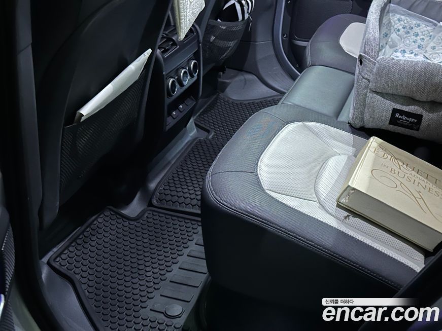 Land Rover Defender 2024