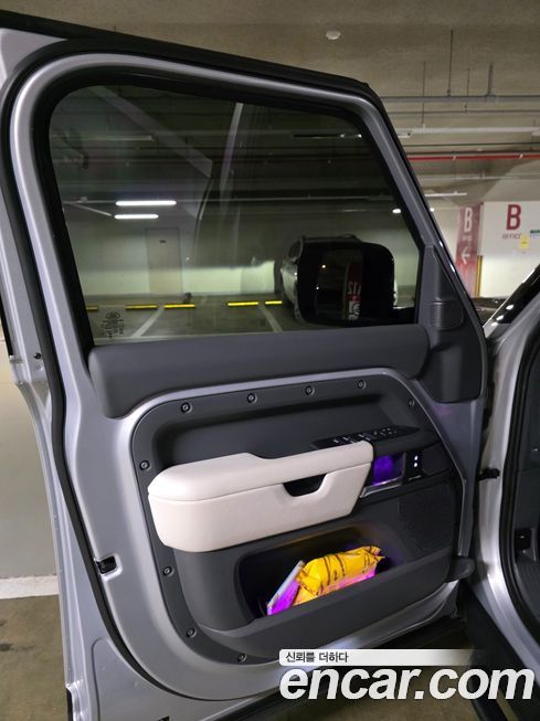 Land Rover Defender 2024