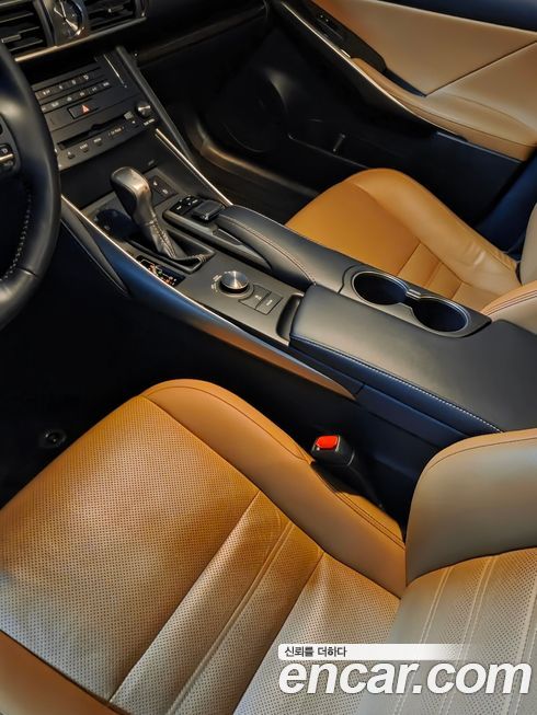 Lexus IS 2019