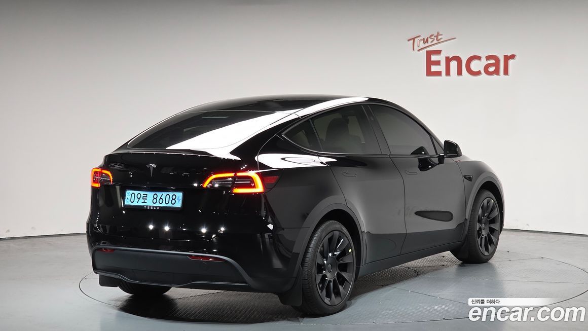 Tesla Model Y 2024