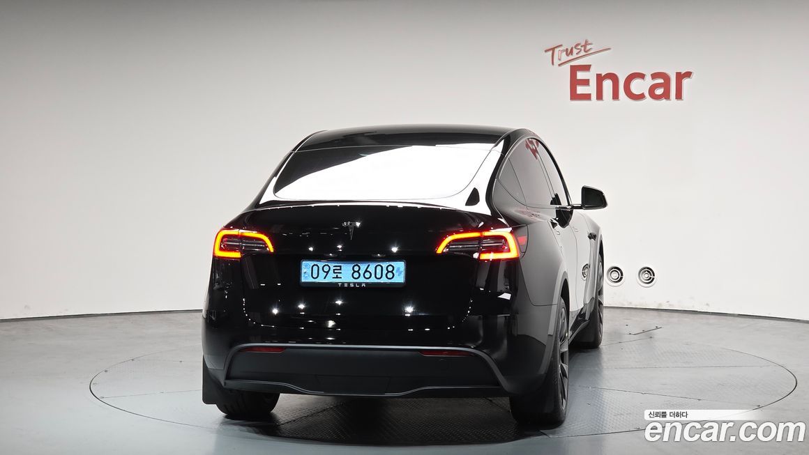Tesla Model Y 2024