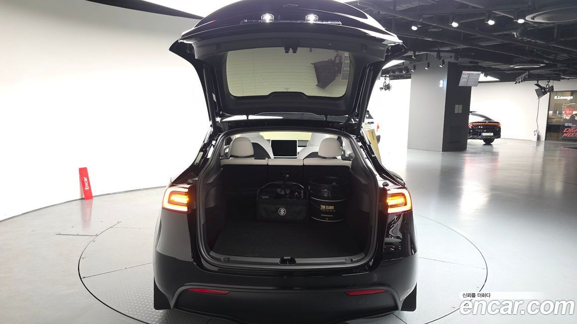 Tesla Model Y 2024