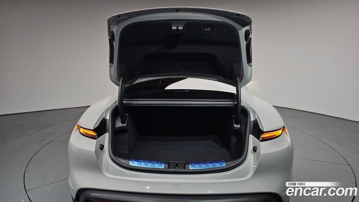 Porsche Taycan 2023