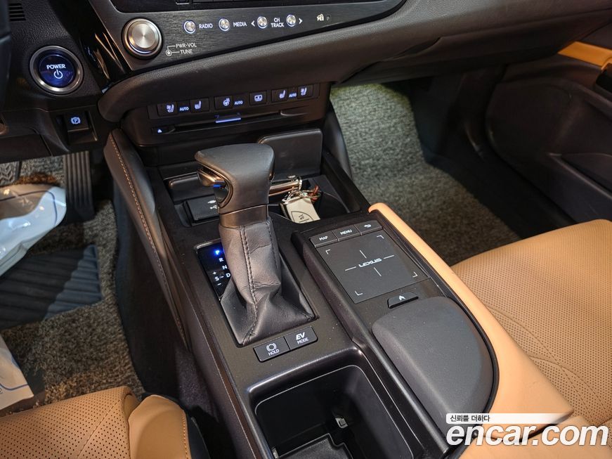Lexus ES 2022