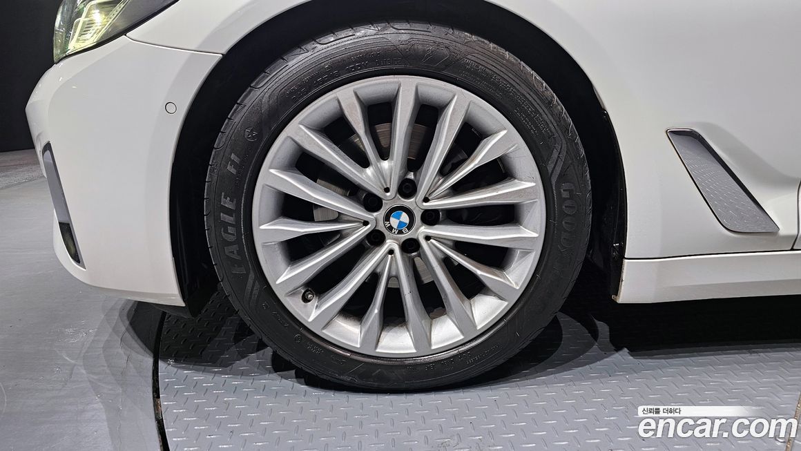 BMW 5-Series 2023