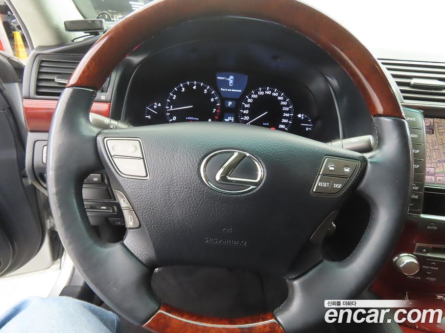 Lexus LS 2011