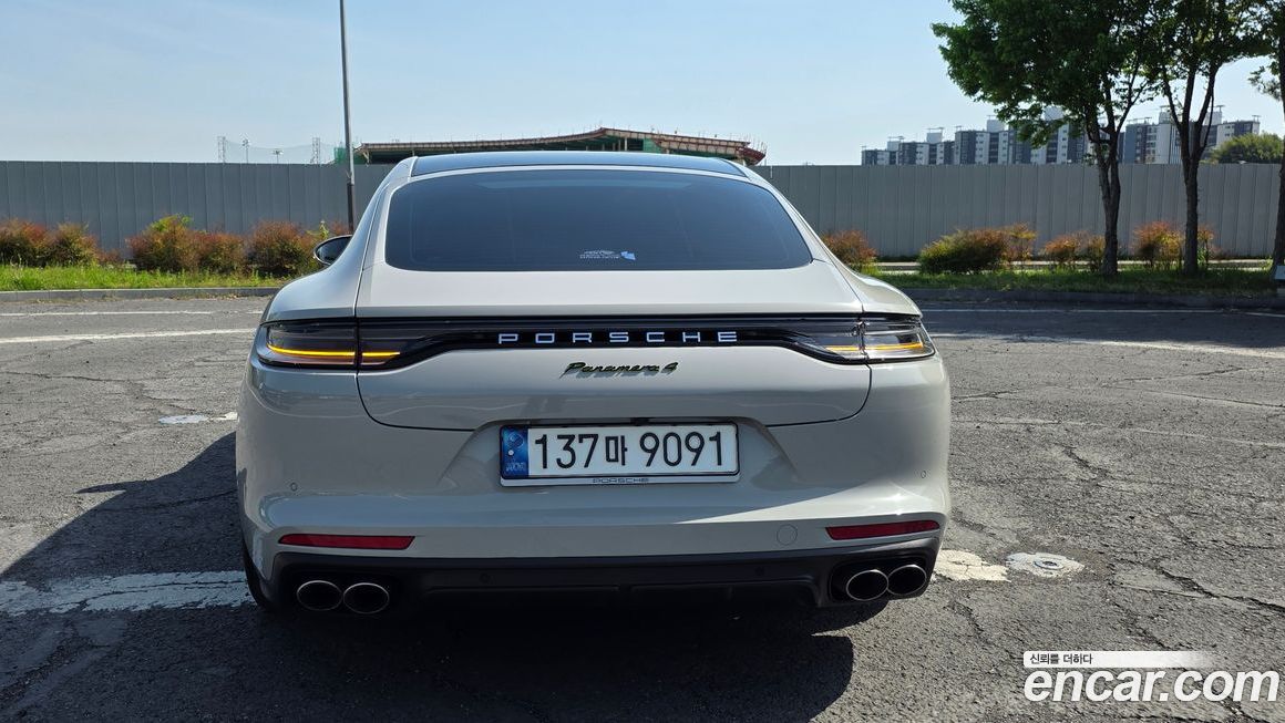 Porsche Panamera 2021