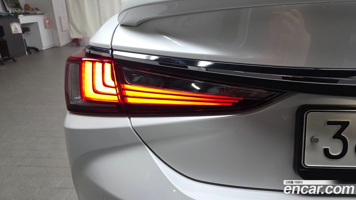 Lexus ES 2025