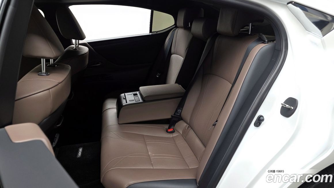Lexus ES 2025
