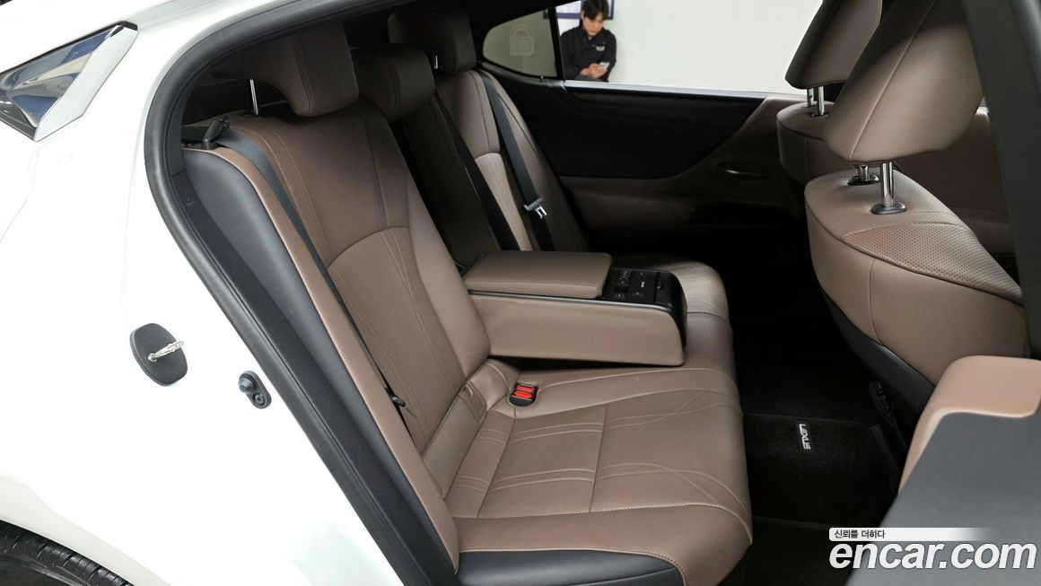Lexus ES 2025
