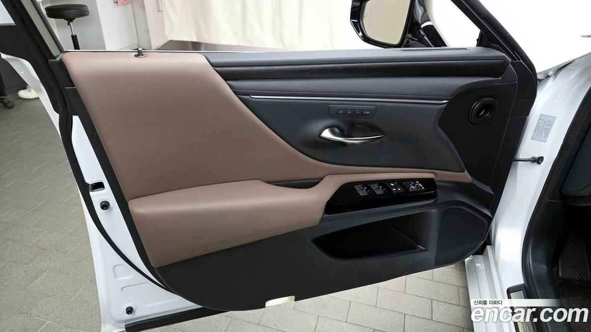 Lexus ES 2025