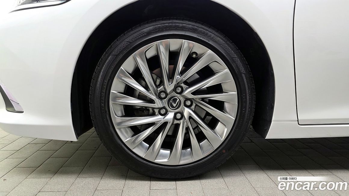 Lexus ES 2025